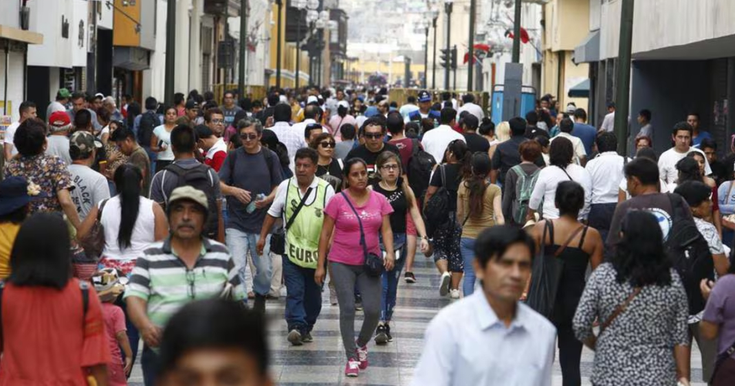 Una gran cantidad de transeúntes recorriendo una calle comercial en el centro de la ciudad.