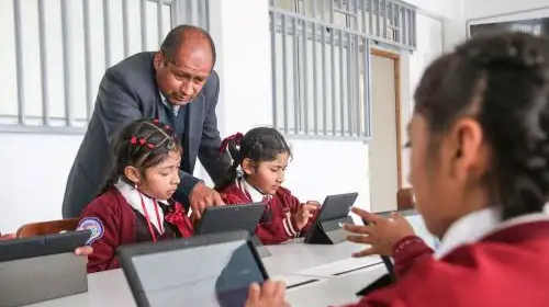 Restringen uso de teléfonos celulares en todas las instituciones y programas educativos