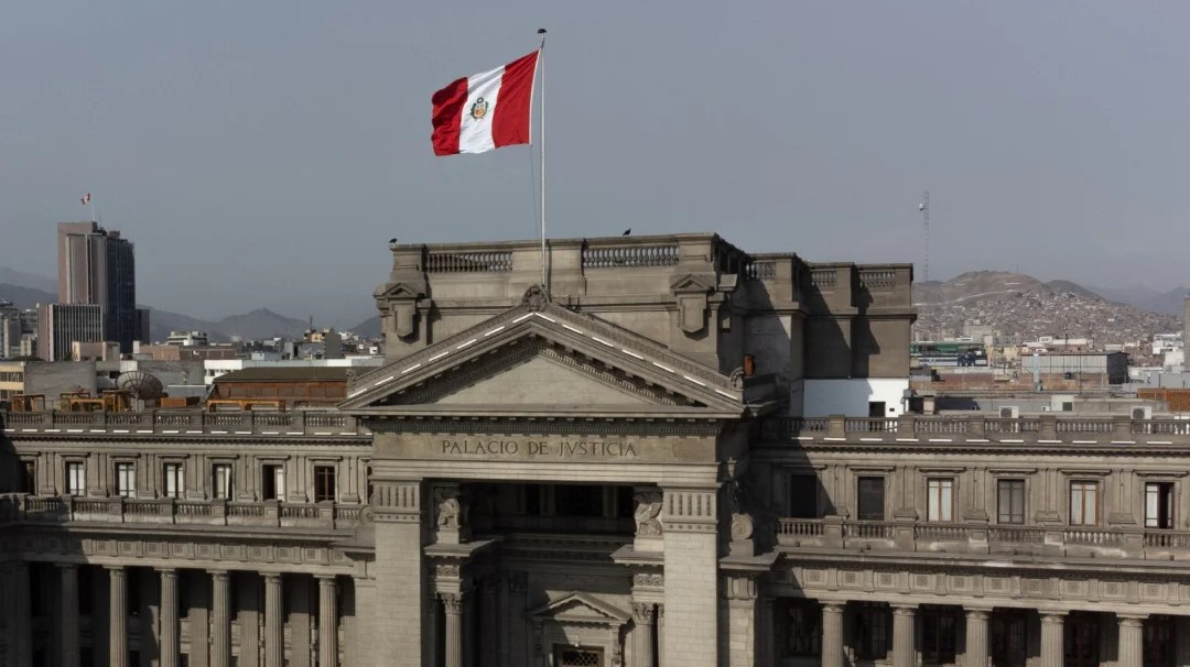 La existencia de contrato de arrendamiento vigente impide considerar al poseedor como precario (Casación N.º 4215-2022 Piura)