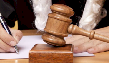 La omisión de la descripción previa en el reconocimiento personal invalida su eficacia probatoria y mantiene la presunción de inocencia (R. N. N.º 1121-2025 Lima Sur)