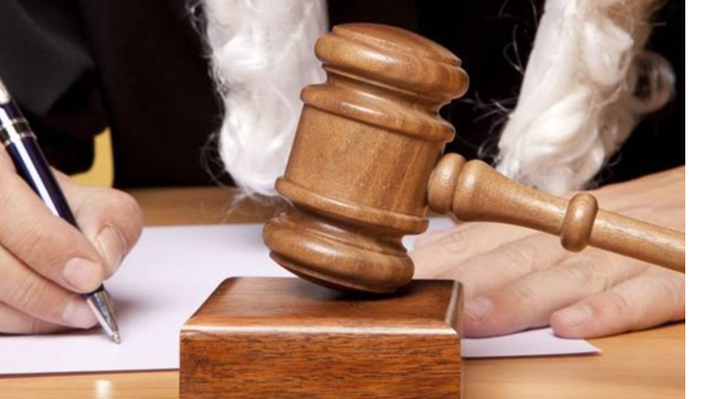 La omisión de la descripción previa en el reconocimiento personal invalida su eficacia probatoria y mantiene la presunción de inocencia (R. N. N.º 1121-2025 Lima Sur)