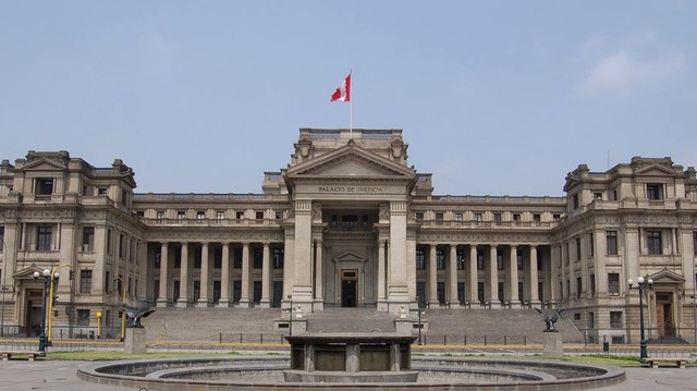No procede extender la petición de herencia contra un denunciado civil que no posee los bienes hereditarios (Casación N.° 1317-2022-Arequipa)