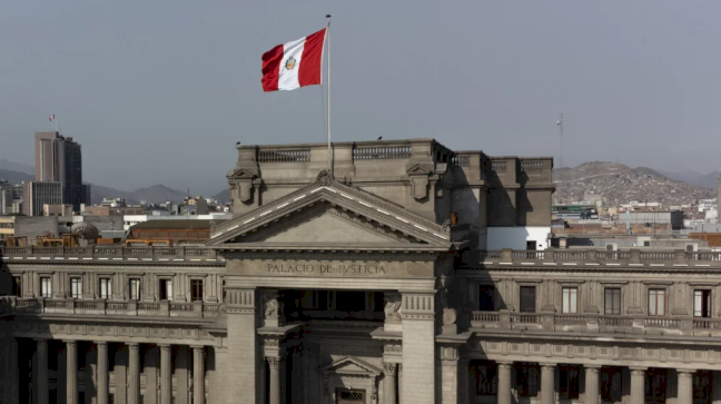 La suma de plazos para prescribir es admisible cuando existe homogeneidad en la posesión y una transmisión válida (Casación N.º 4294-2021 Lima)