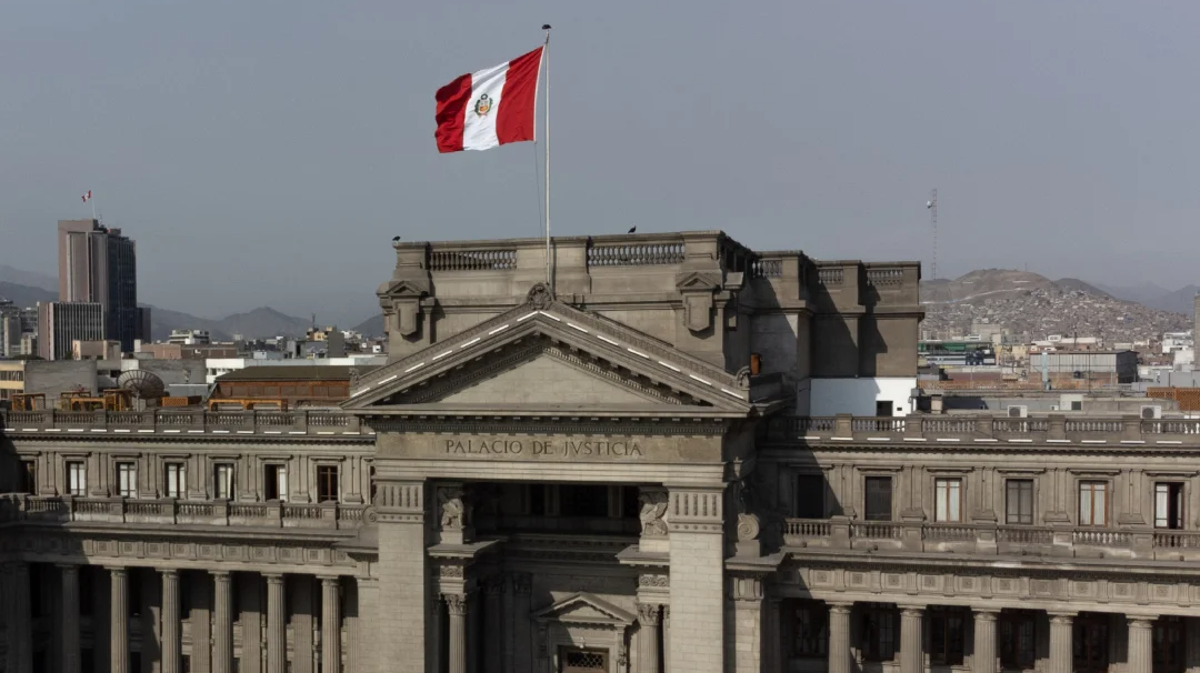 La suma de plazos para prescribir es admisible cuando existe homogeneidad en la posesión y una transmisión válida (Casación N.º 4294-2021 Lima)
