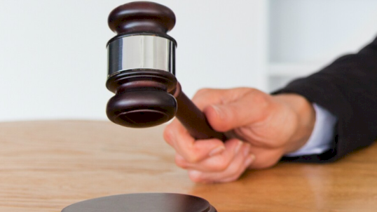 La absolución posterior de un coprocesado elimina la agravante de pluralidad de agentes y justifica la revisión de la condena (Rev. Sent. N.º 551-2022 Ayacucho)
