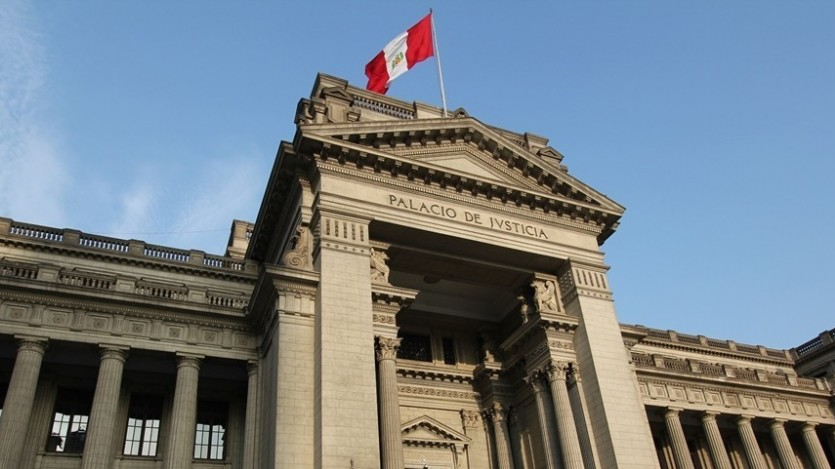 La sola alegación de vocación hereditaria del anterior propietario no excluye la eventual condición de ocupante precario (Casación N.º 3799-2023-Lima)