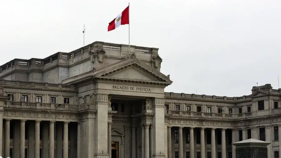 La adquisición de un inmueble no habilita al comprador en el beneficio de un muro que fue construido sobre el terreno vecino (Casación N.º 1692-2020 Lima Sur)