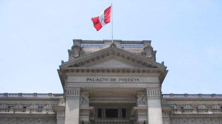 Si los hechos evidencian una simulación absoluta, el juez debe aplicar el principio iura novit curia y no limitarse a la causal de nulidad invocada (Casación N.° 628-2022-Loreto)