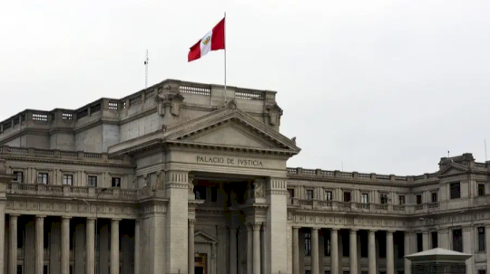 No existe vulneración al debido proceso cuando se ha verificado el incumplimiento del contratista y los daños producidos (Casación N.° 220-2022-Puno)
