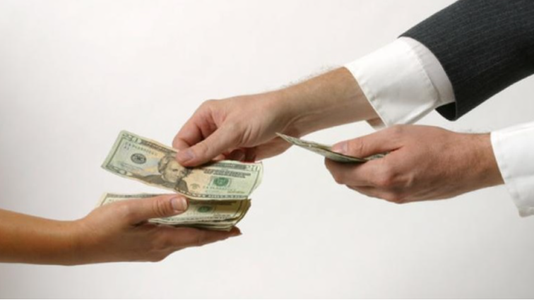 El engaño es un medio idóneo para configurar el cobro indebido sin que se requiera violencia psicológica [Casación N.º 2774-2022 Arequipa]