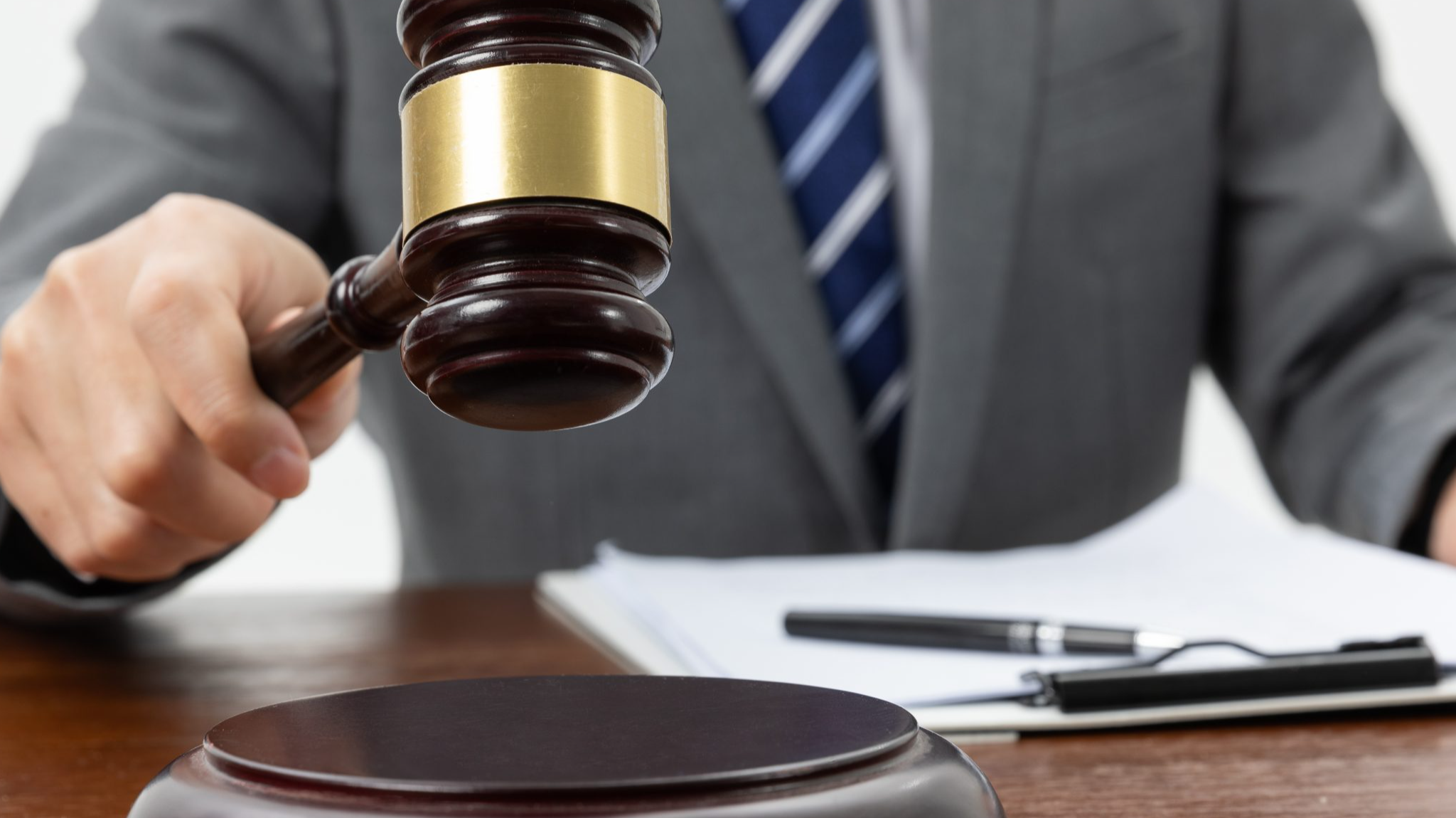 ¿El juez puede variar en la sentencia el título de imputacion de autor mediado a instigador?