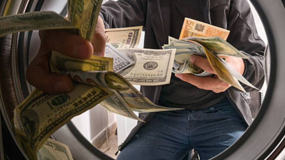 ¿La mera posesión u ocultamiento de dinero sustraído por el propio autor del hurto configura, por sí sola, el delito de lavado de activos? (Cas. N.º 2973-2023 Puno)