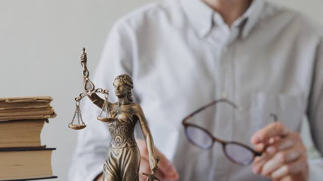 ¿No insistir en la admisión de pruebas extemporáneas constituye, por sí solo, en una defensa ineficaz?
