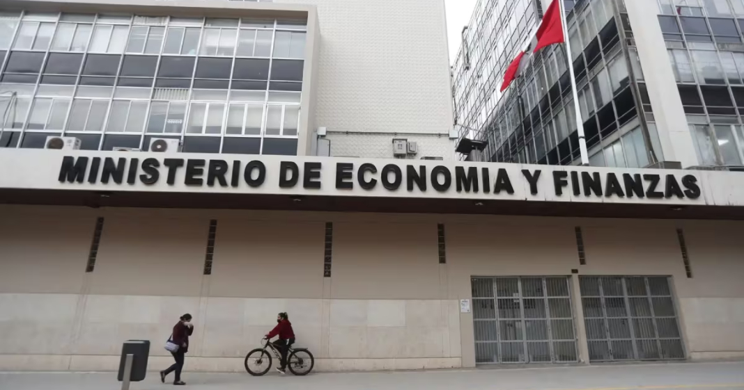 Gobierno duplica sueldos del Servicio Diplomático con nuevo decreto del MEF