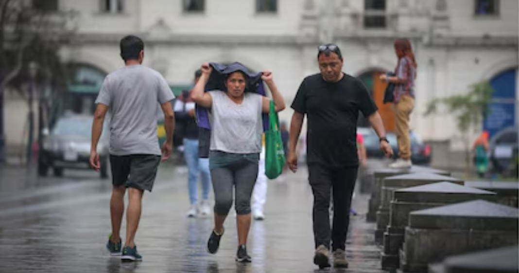 Fenómeno El Niño podría generar lluvias desde noviembre y aumentar su intensidad en febrero y marzo, con riesgo de huaicos e inundaciones