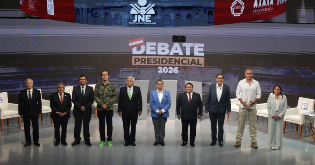 Pullazos, pocas propuestas e imitaciones marcan el primero de seis debates presidenciales