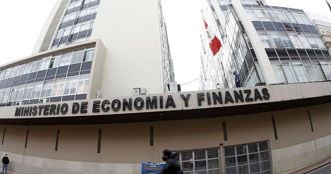 Déficit fiscal: MEF no modifica trayectoria pese a presiones de gasto, pero expertos dudan que se cumpla