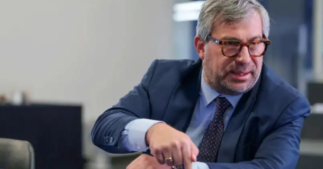 Corvetto propone autorizar el levantar del secreto de sus comunicaciones y entregar su pasaporte al MP