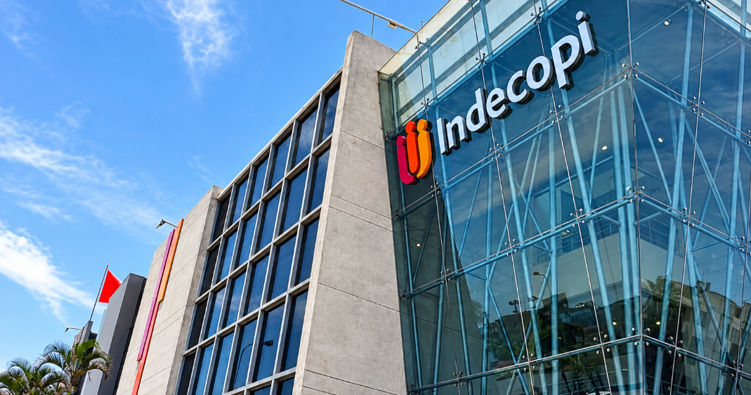 El cobro de recargos por pagos con tarjeta exige información previa y visible al consumidor