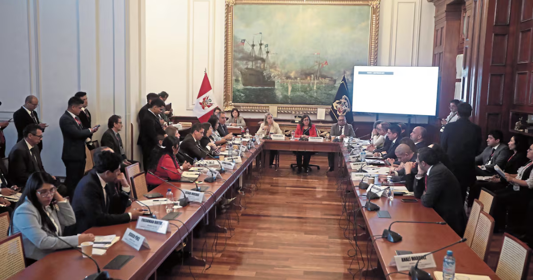 Facultades legislativas: Comisión de Constitución con una semana de retraso